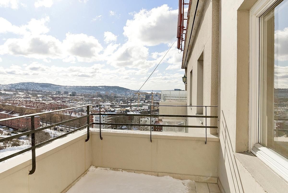 solrik balkong med utsikt over Oslo Galleribilde