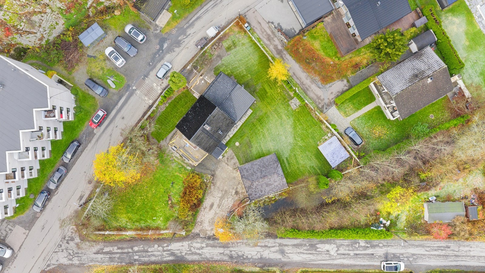 Fra luftperspektiv vises tomtens beliggenhet med nærhet til parkeringsplass og adkomstveier. Tomten er på 1,6 mål er svært solrik! Galleribilde
