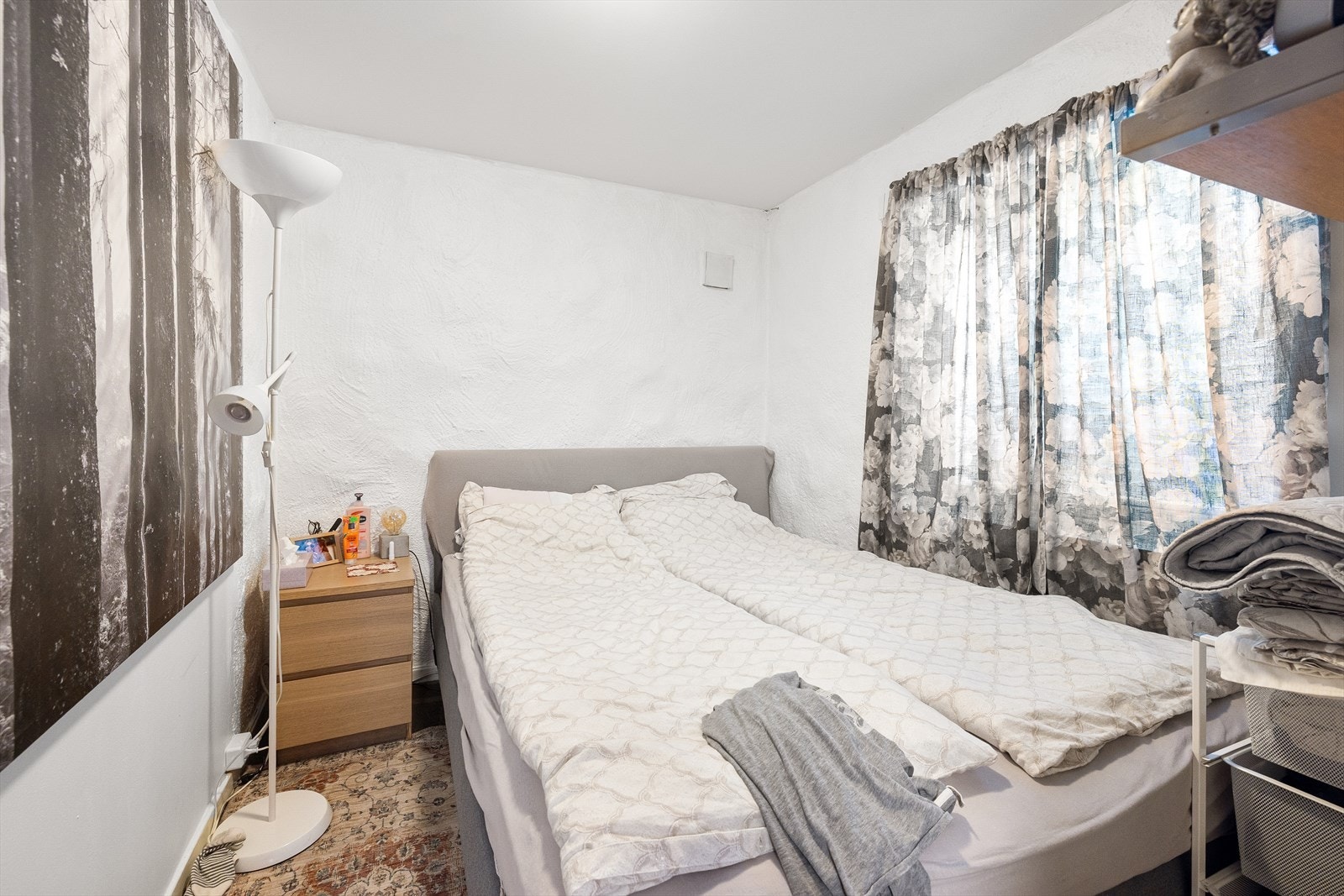 Plass til dobbeltseng og garderobe gir praktisk soveromsløsning i utleiedelen. Veggene er malt, og rommet har mekanisk ventilasjon for godt inneklima. Galleribilde