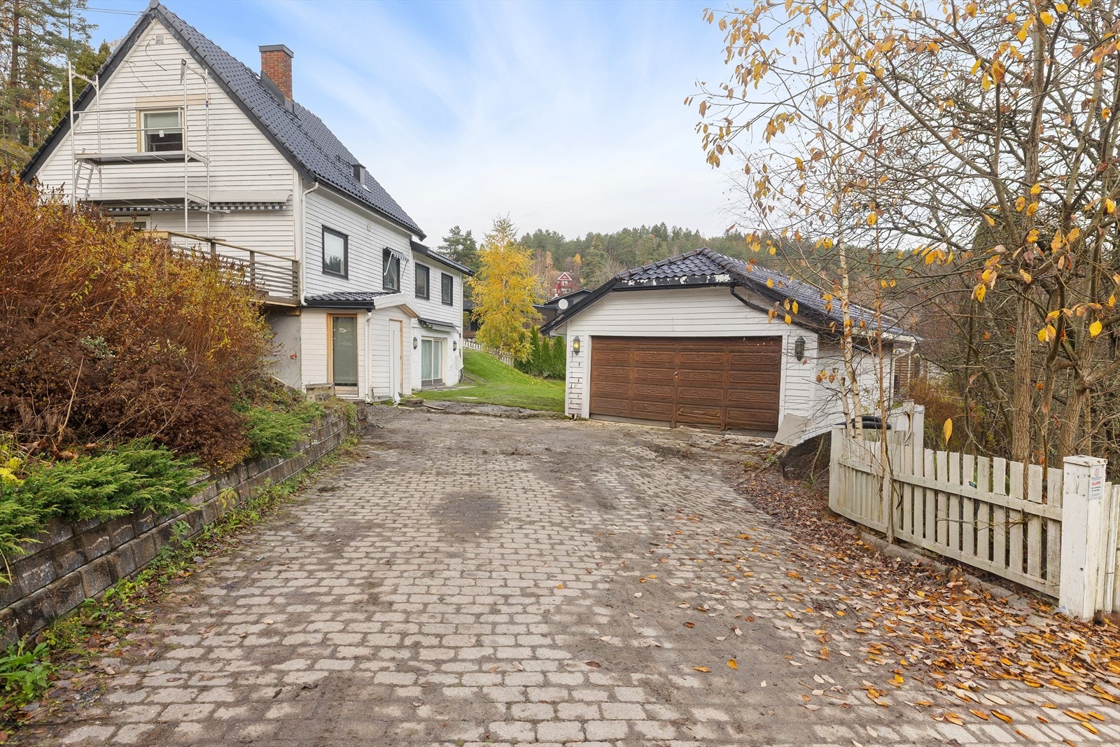 Eiendommen har en stor gårdsplass med belegningsstein, som gir et ryddig og praktisk uteområde. Galleribilde