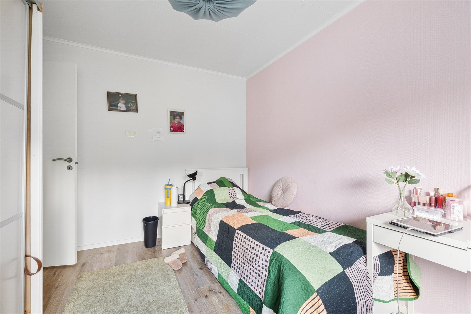 Laminatgulv gir en slitesterk overflate i soverommet. Galleribilde