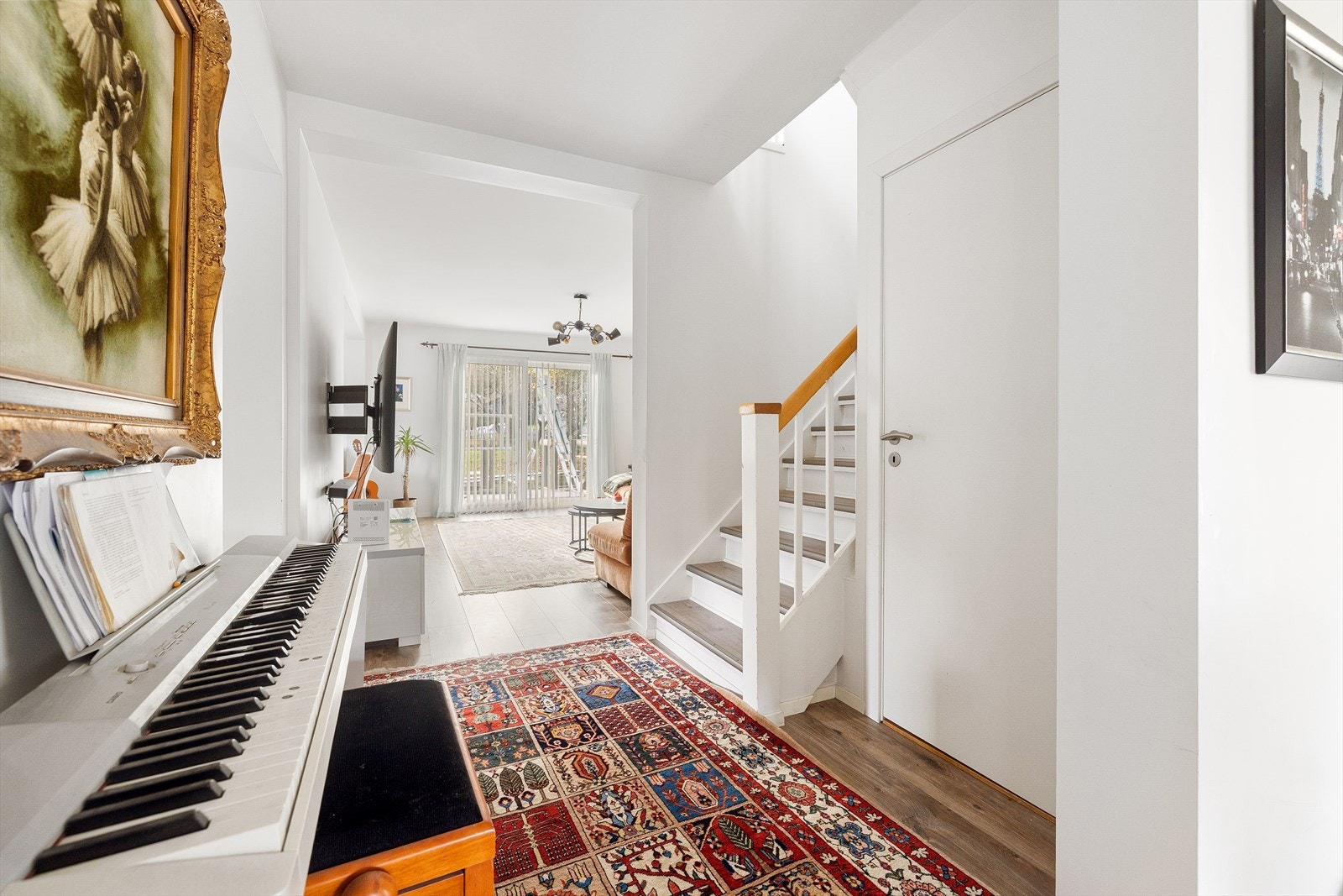 Skyvedørsgarderobe gir effektiv oppbevaring i entréen, med enkel tilgang til stuen. Galleribilde