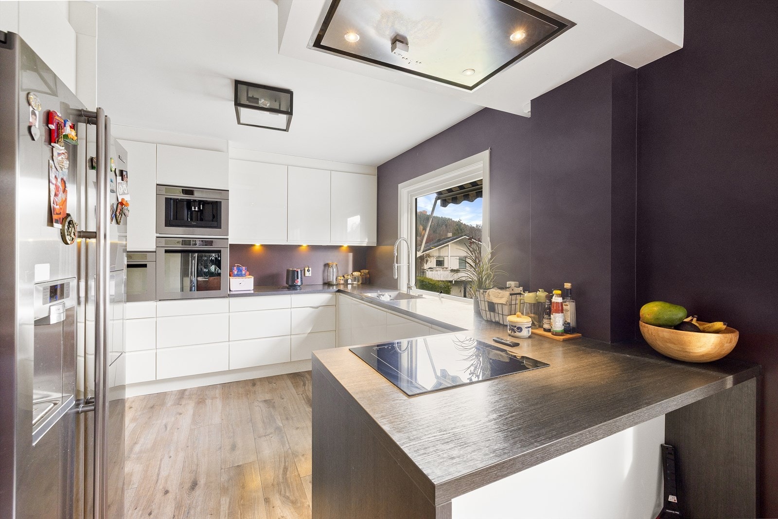 Integrerte hvitevarer og glatte fronter gir kjøkkenet et ryddig uttrykk. Galleribilde