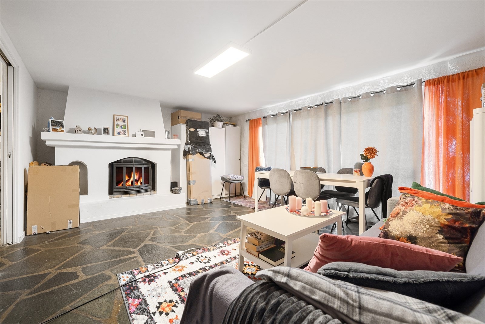 Utleiedelen blir i dag leid ut til 15 000,- i mnd. Steinheller på gulvet gir en solid og varig overflate i stuen. Peis i stuen bidrar til en behagelig varme og atmosfære. Galleribilde