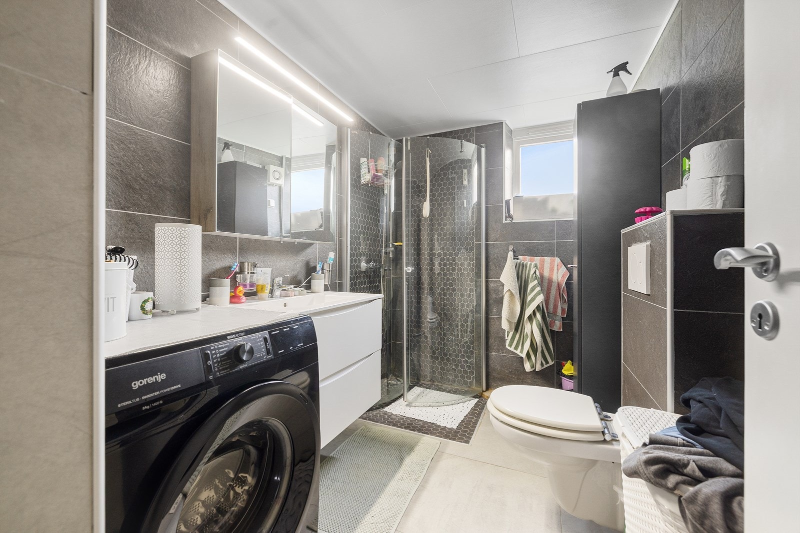 Dusj med sklisikkert gulv og mekanisk avtrekk gir trygg og effektiv ventilasjon. Galleribilde