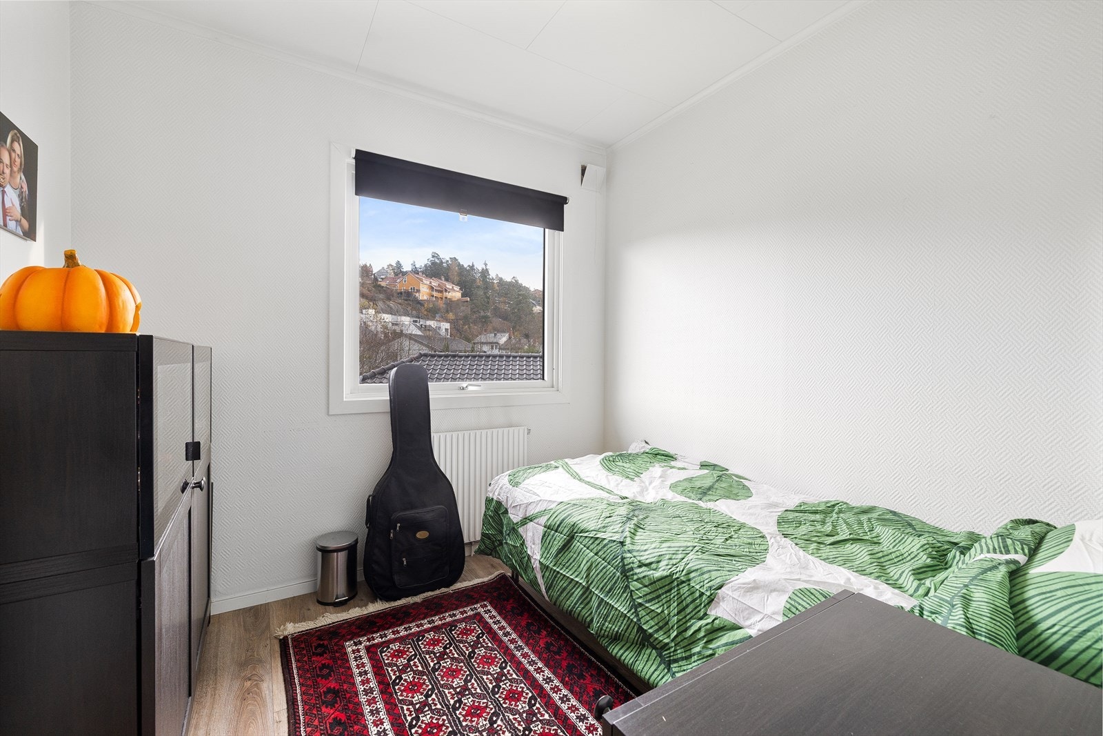 Plass til enkeltseng og oppbevaring gir funksjonelt soverom. Galleribilde