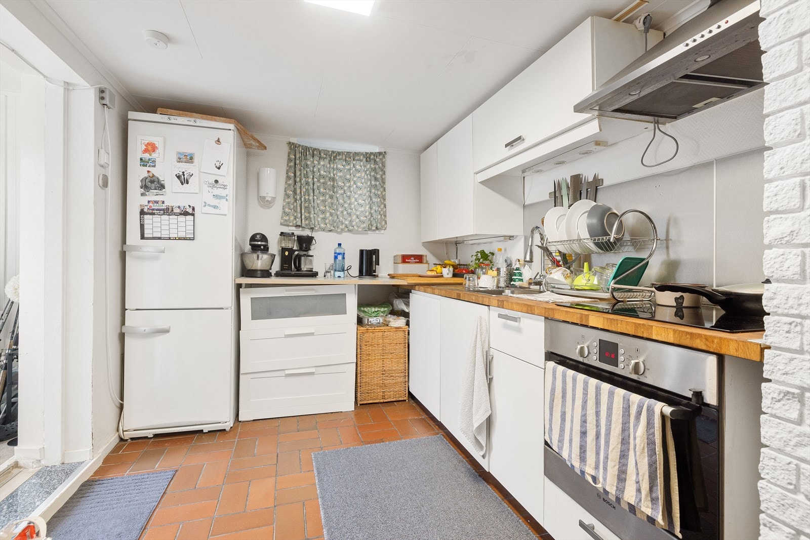 Integrerte hvitevarer inkludert komfyr og induksjon platetopp gir en effektiv kjøkkenløsning. Galleribilde