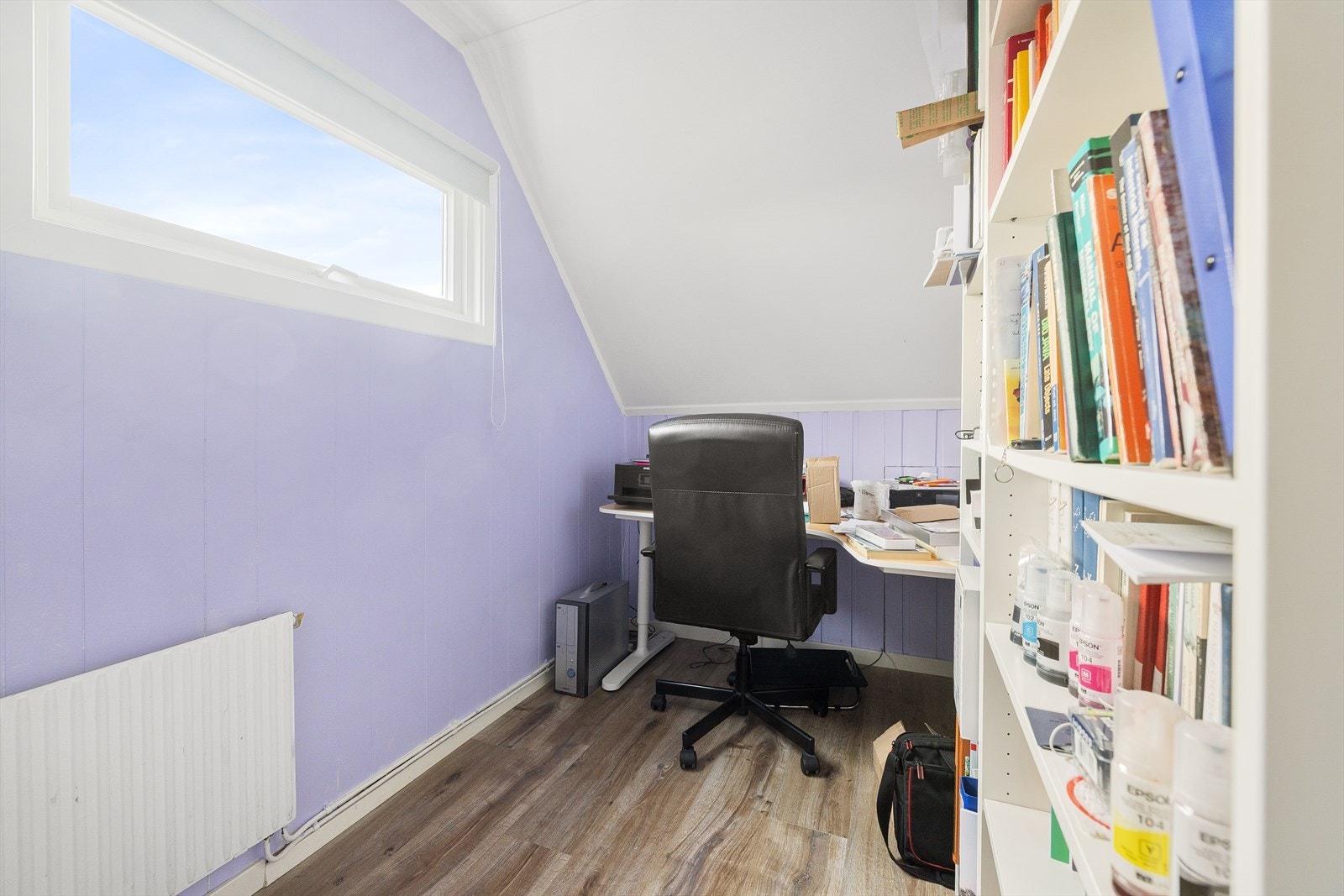 Laminatgulv gir en slitesterk og lettstelt overflate i kontoret. Skråtak med vindu gir naturlig lysinnslipp. Galleribilde