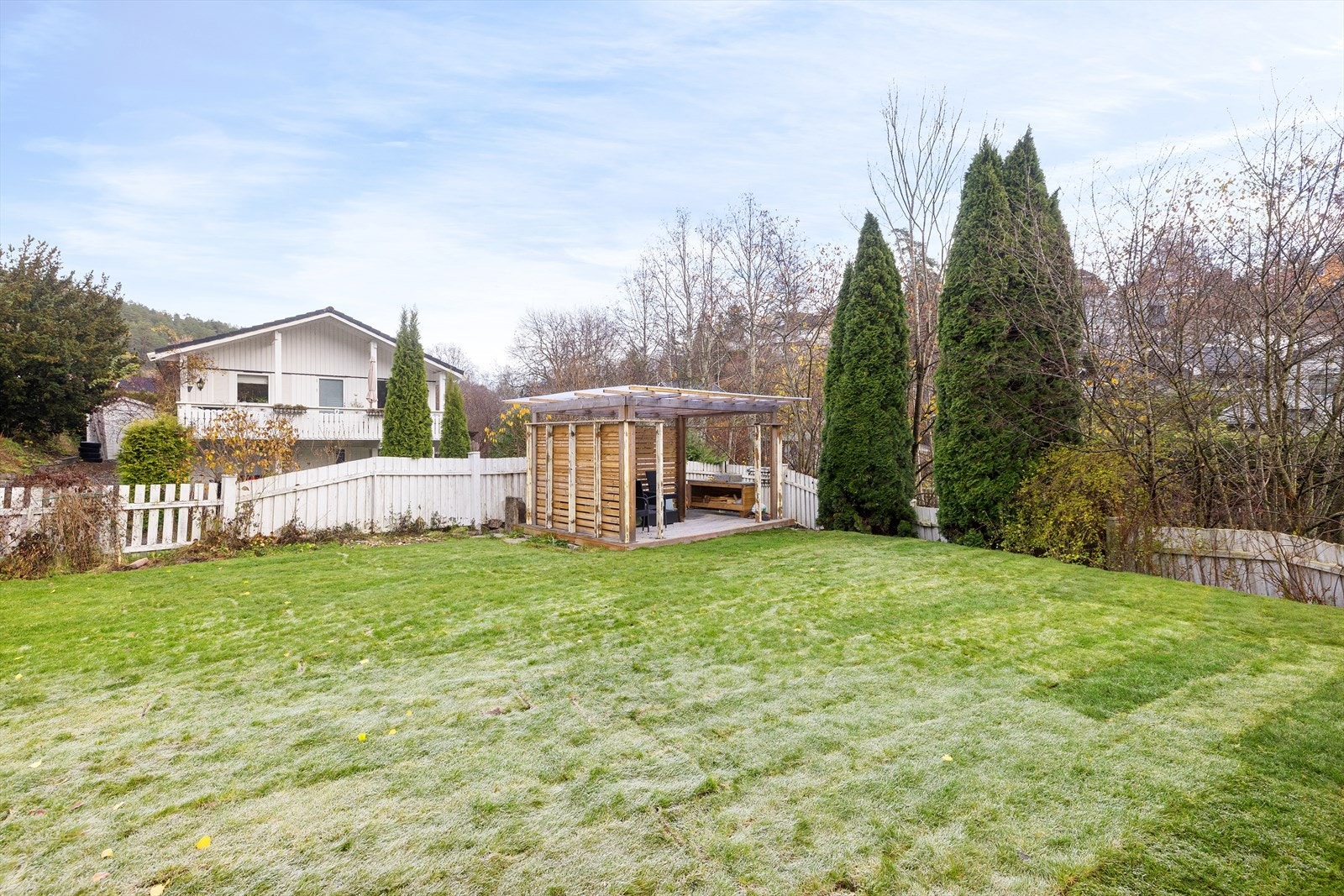 Tomten har god plass til uteaktiviteter og er nylig drenert for å forhindre vanninnsig til konstruksjoner. Galleribilde