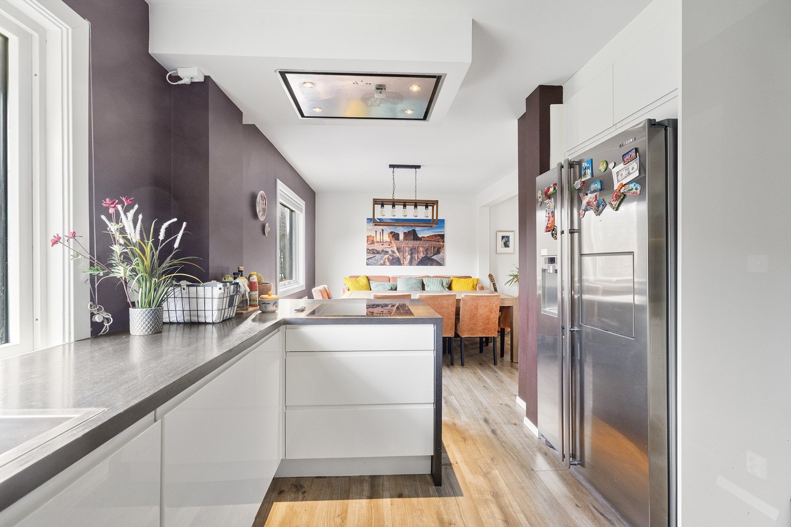 Laminert benkeplate med oppvaskkum gir en praktisk arbeidsflate. Galleribilde