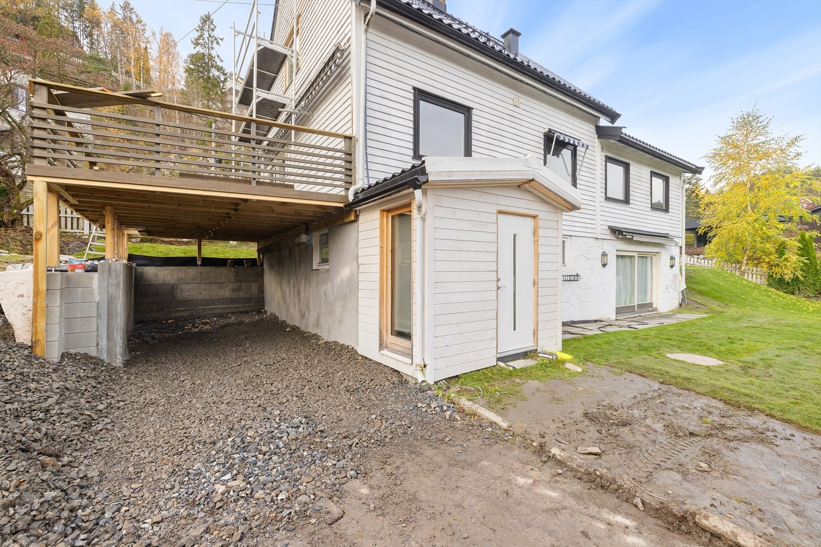 Under terrassen er det oppstillingsplass for bil, som gir ekstra parkering og beskyttelse mot værforhold. Galleribilde