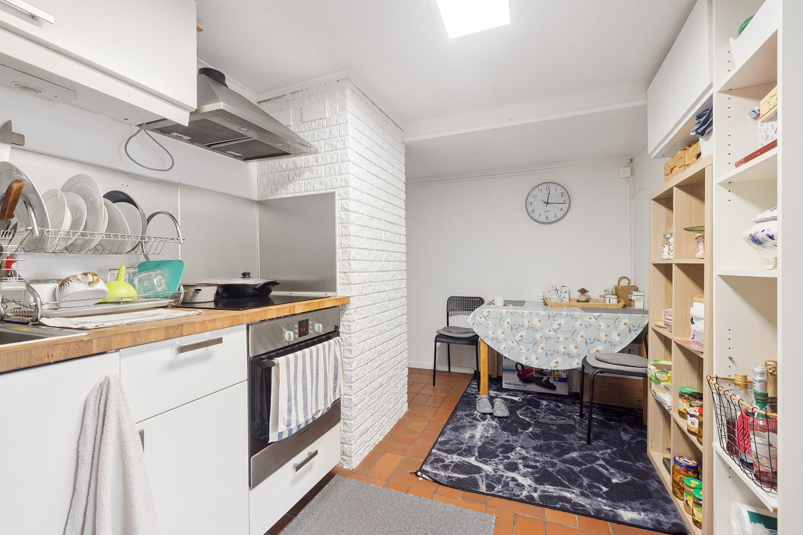 Kjøkkeninnredning fra Ikea med glatte fronter og laminert benkeplate gir et praktisk arbeidsområde. Galleribilde