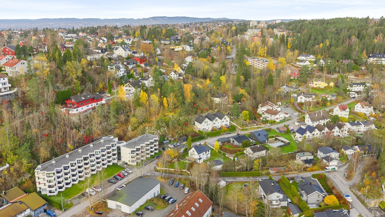 Boligen har en stor hage med nylig lagt drenering og en terrasse med adkomst fra stue. Galleribilde