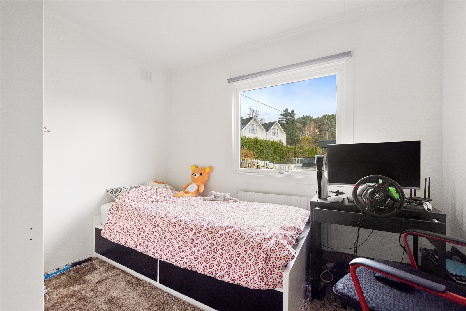 Store vinduer gir godt med naturlig lys inn i rommet. Galleribilde