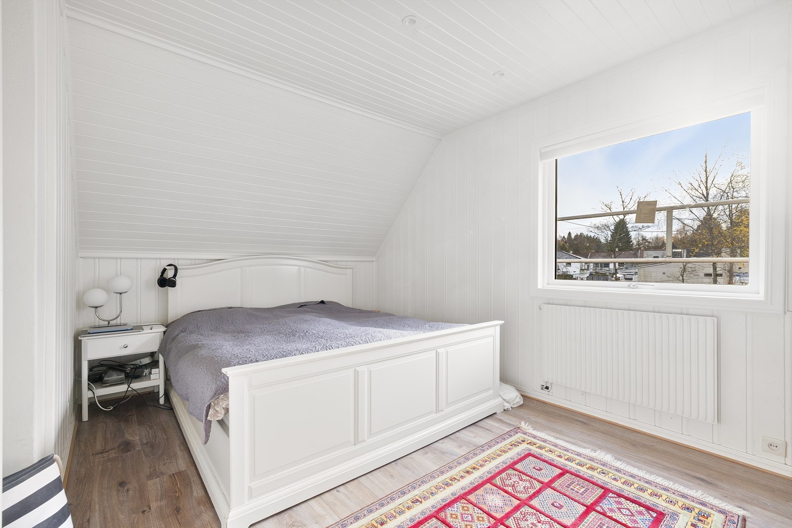 Panelt tak og vegger gir rommet et helhetlig uttrykk. Galleribilde