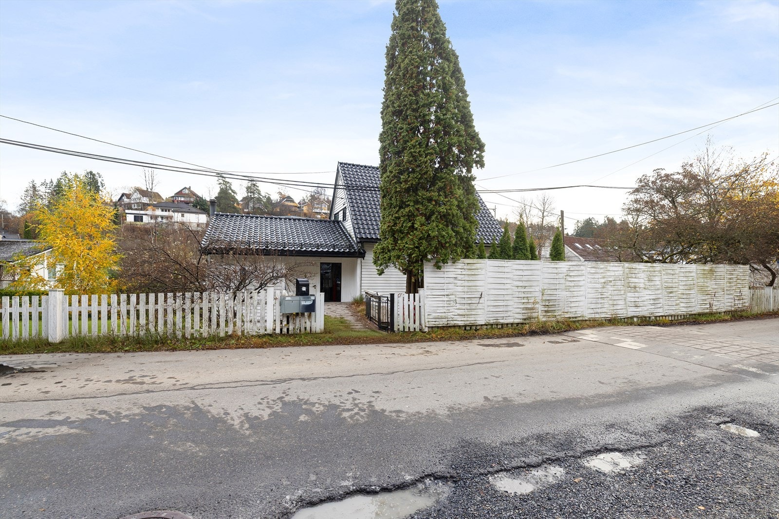 Eiendommen har et glasert taksteinbelagt tak, som gir et solid og vedlikeholdsfritt ytre. Galleribilde