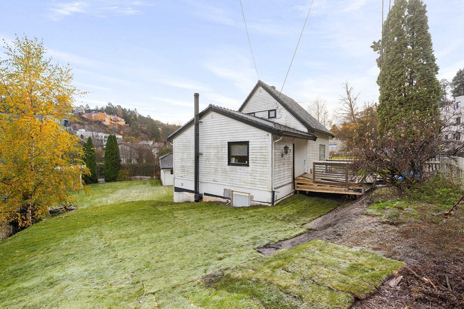 Boligen har en nybygd terrasse med underliggende oppstillingsplass for bil og en garasje med plass til to biler. Galleribilde