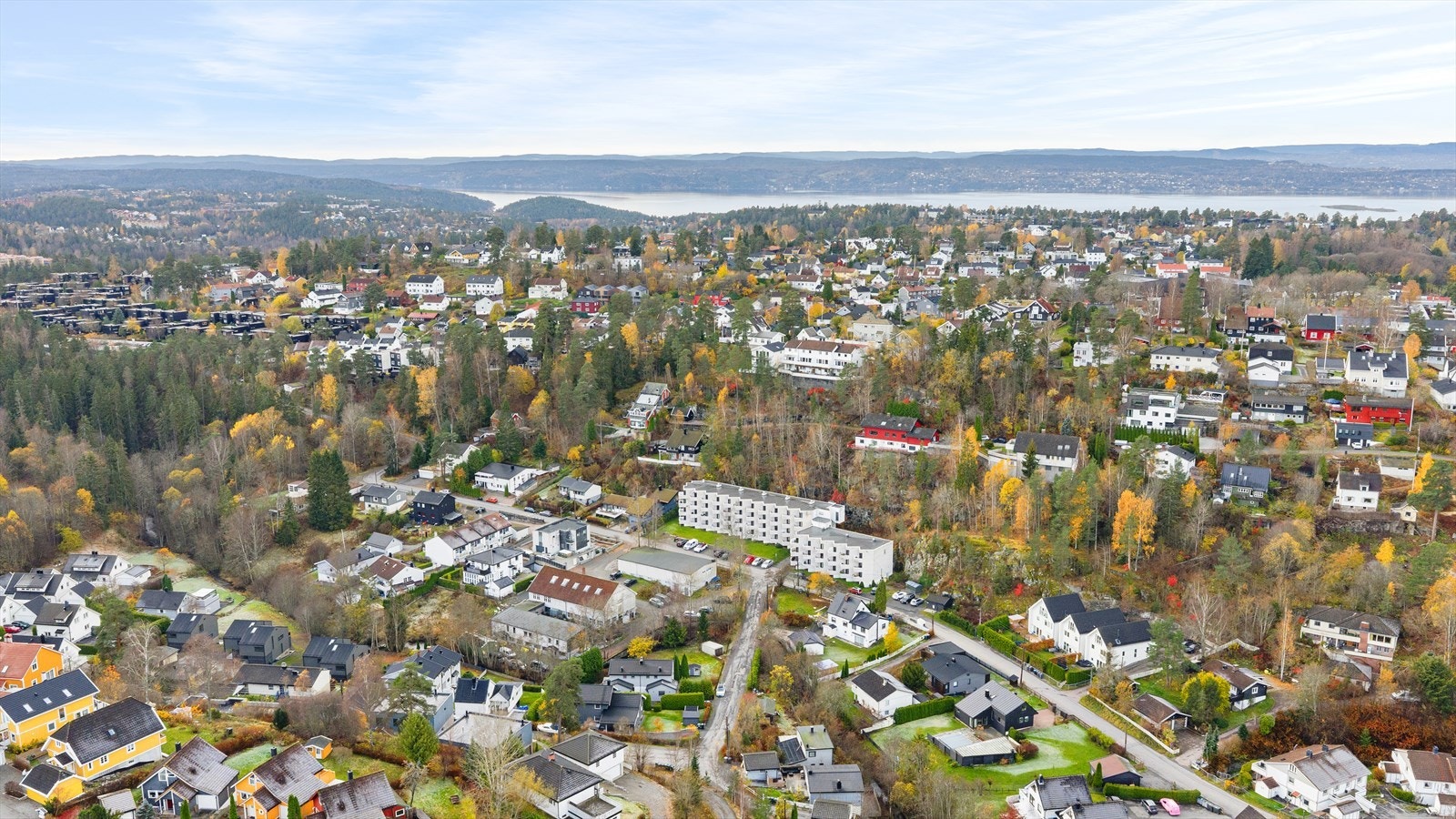 Boligen er omkranset av et etablert nabolag med kort avstand til kollektivtransport og lokale fasiliteter. Galleribilde