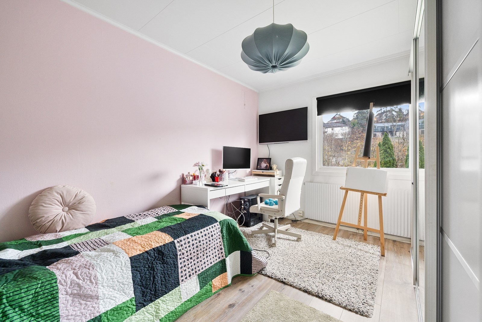 Skyvedørsgarderobe gir effektiv oppbevaring i rommet. Galleribilde