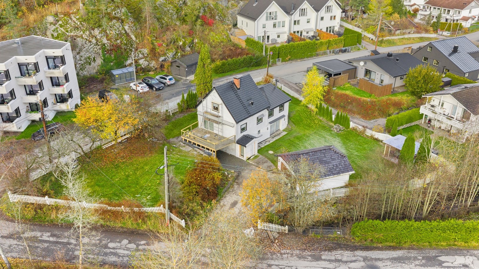 Fra luften ses boligens plassering i et etablert nabolag med kort avstand til kollektivtransport og lokale fasiliteter. Galleribilde