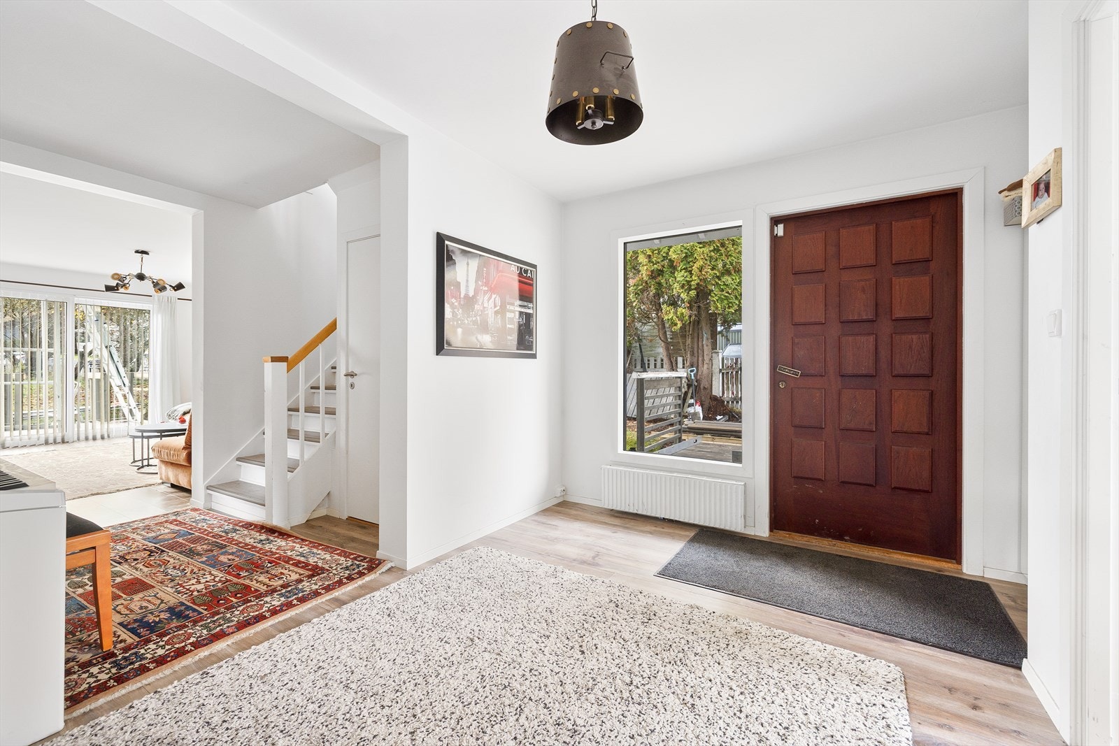 Entréen gir tilgang til stue og har direkte utgang til terrasseområdet. Galleribilde