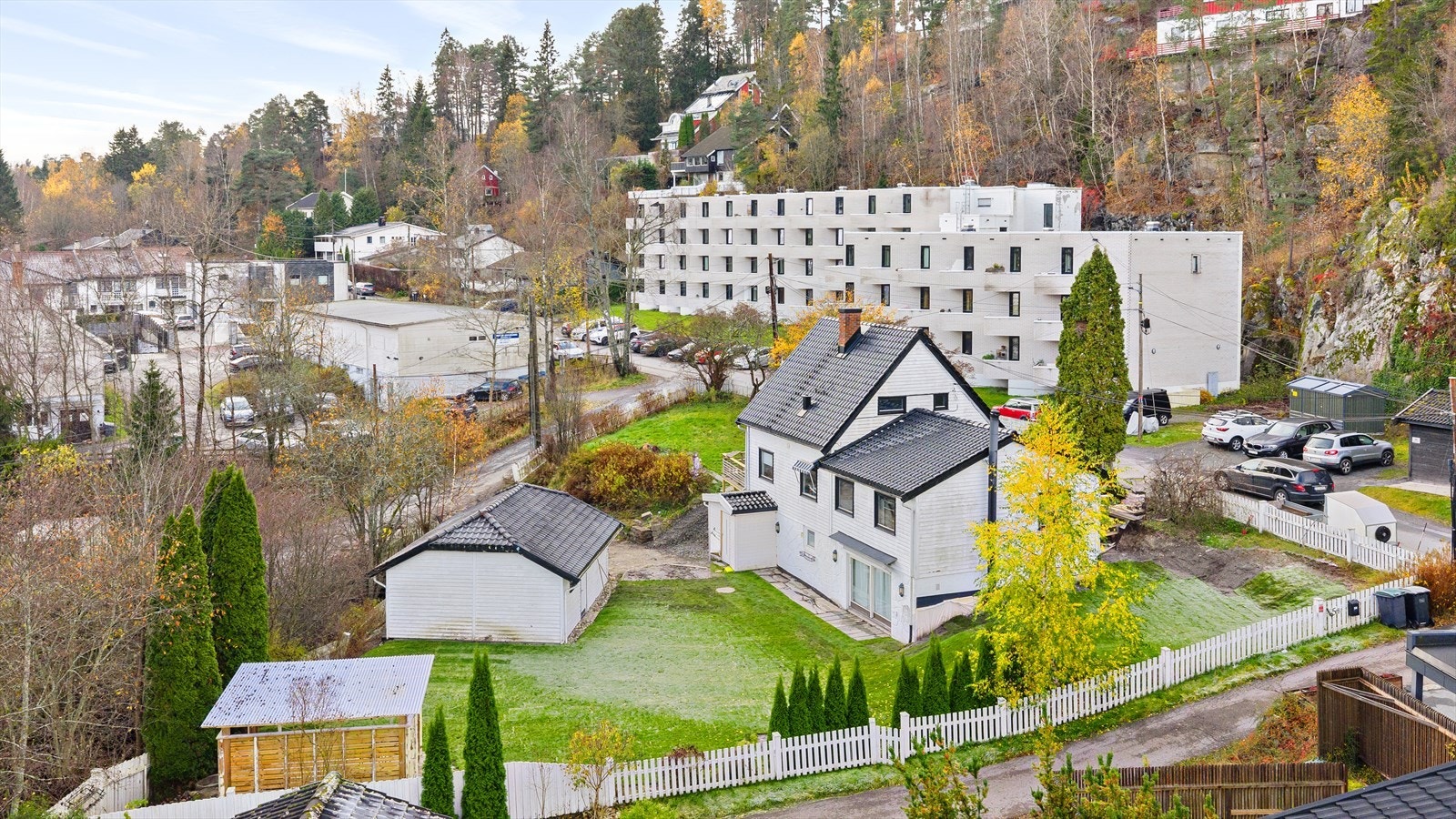 Tomten har en romslig hage med gjerde rundt, og det er nylig utført drenering med knastepapp og drensrør av plast. Galleribilde