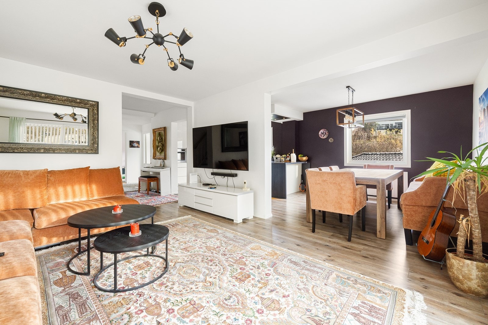 Direkte forbindelse til kjøkkenet gir en naturlig spiseplass. Galleribilde