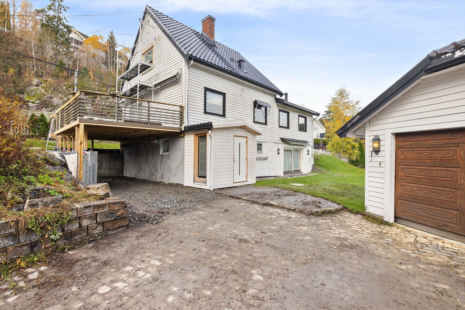 Garasje med plass til to biler gir gode parkeringsmuligheter på eiendommen. Galleribilde