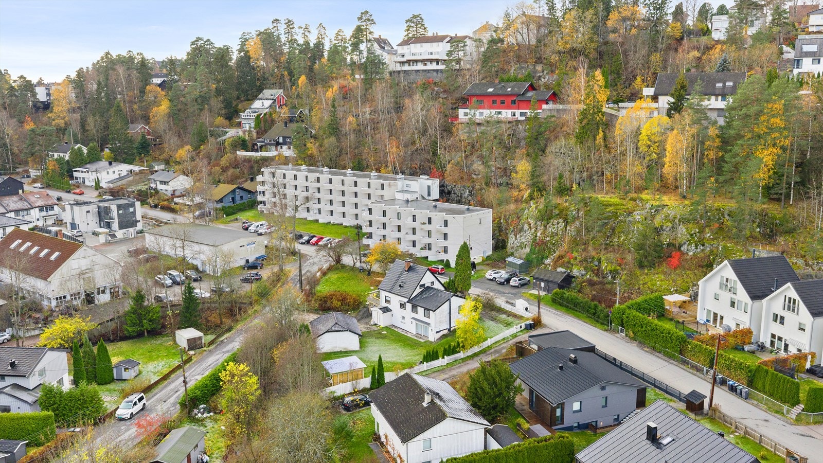 Eiendommen ligger i et naturskjønt område med utsikt mot omkringliggende skog og bebyggelse. Galleribilde