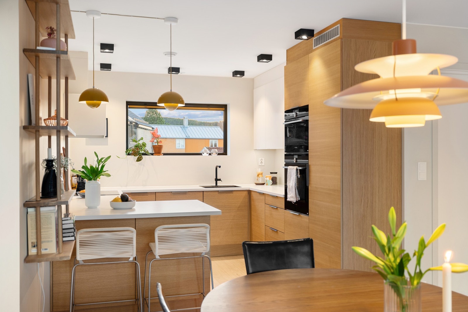 Kjøkken er oppmålt til 8,4 kvadratmeter. Praktisk med store benkeflater og rikelig med skapplass. Galleribilde