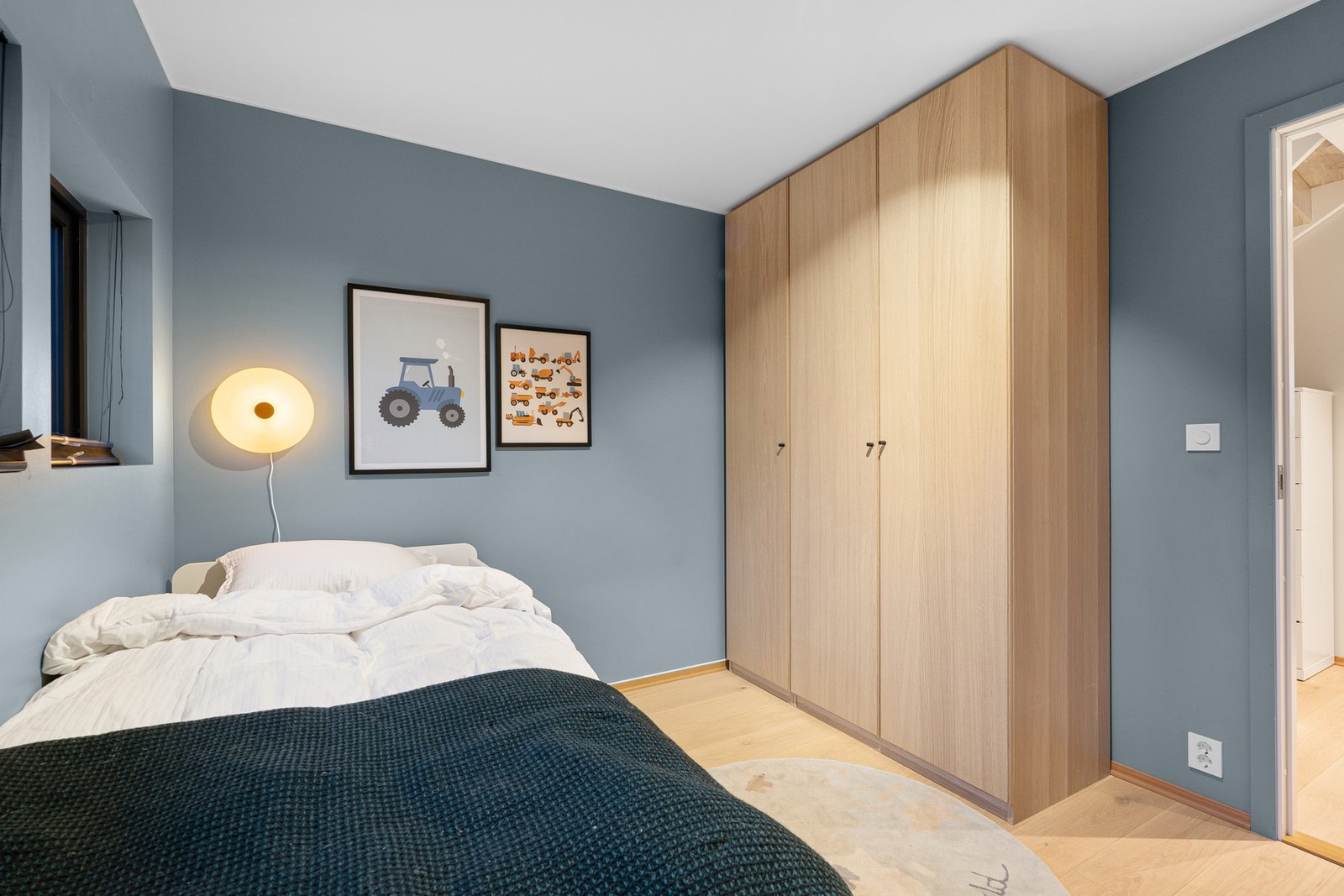 Garderobeskap medfølger. Galleribilde