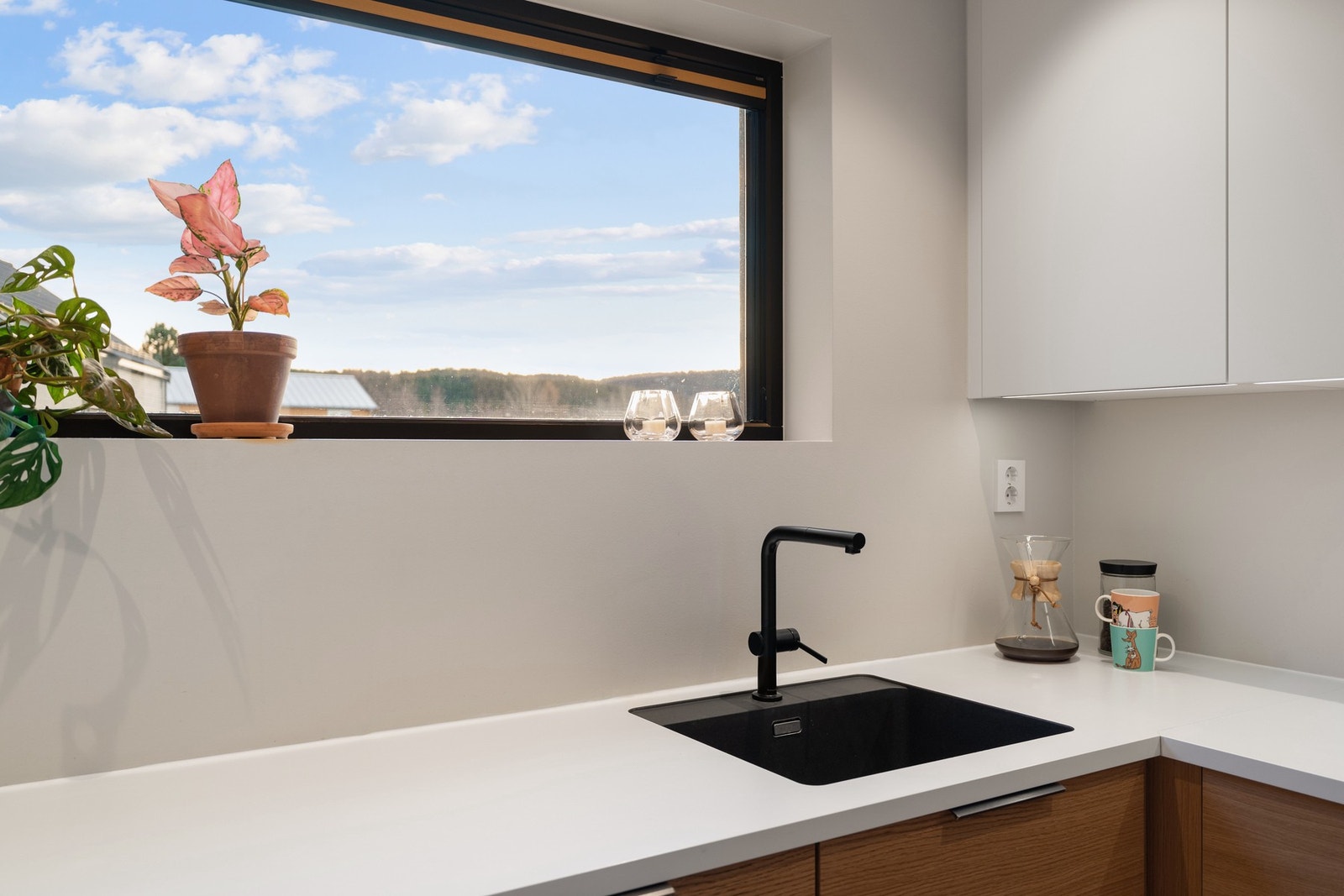 Vindu på kjøkken gir et fint gjennomlys samt en nydelig utsikt opp i mot Estenstadmarka. Galleribilde