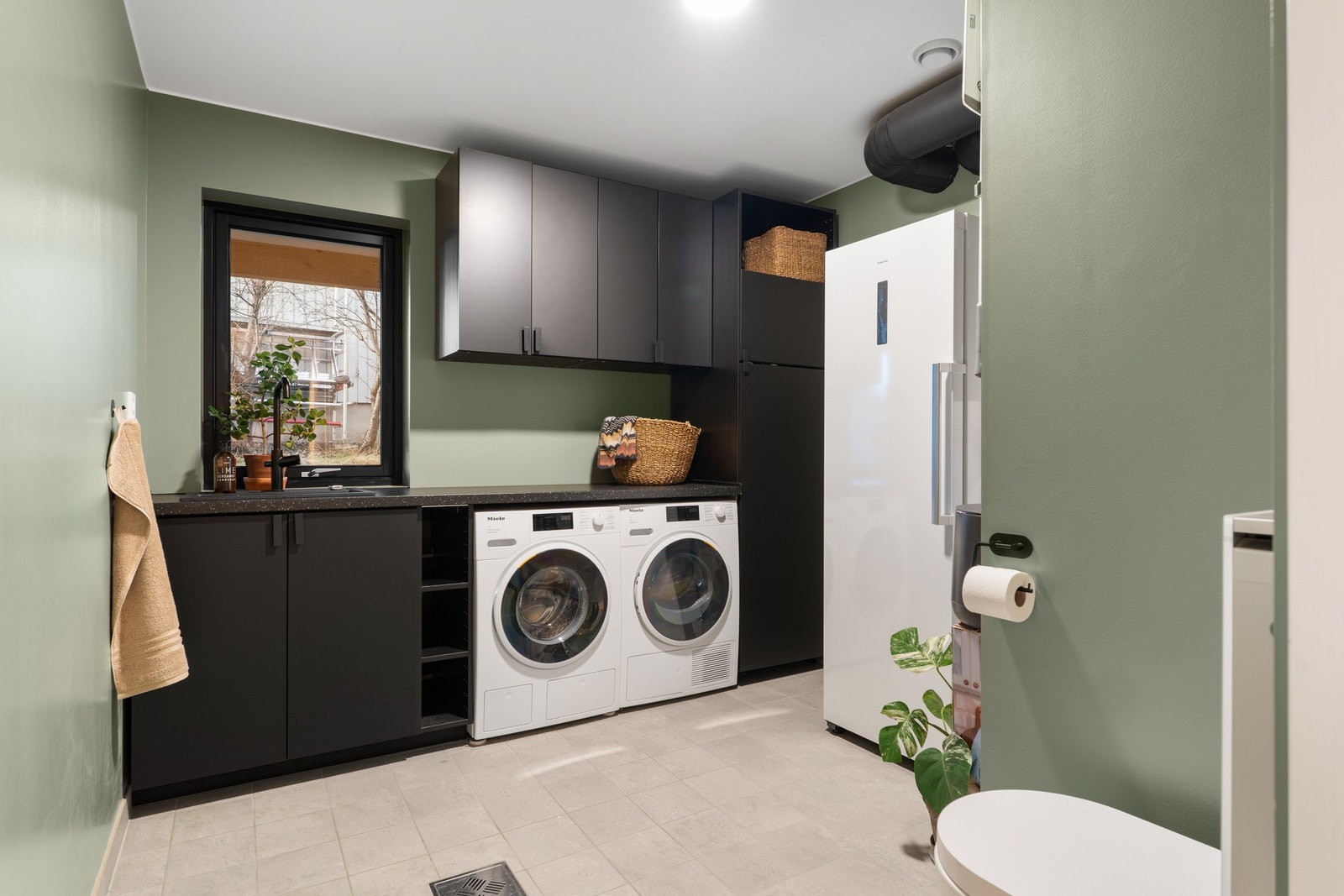 Moderne vaskerom på 8,7 kvadratmeter. (TG0) Flott og praktisk innredning. Ekstra toalett. Plass til ekstra kjøl- eller fryseskap. Galleribilde