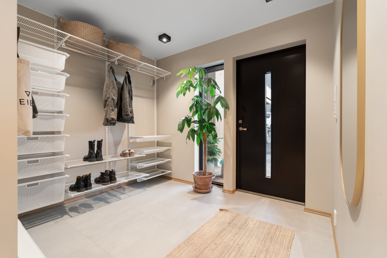 Lys og fin hall, med flislagt gulv og varmekabler. God plass til oppbevaring av klær. Galleribilde