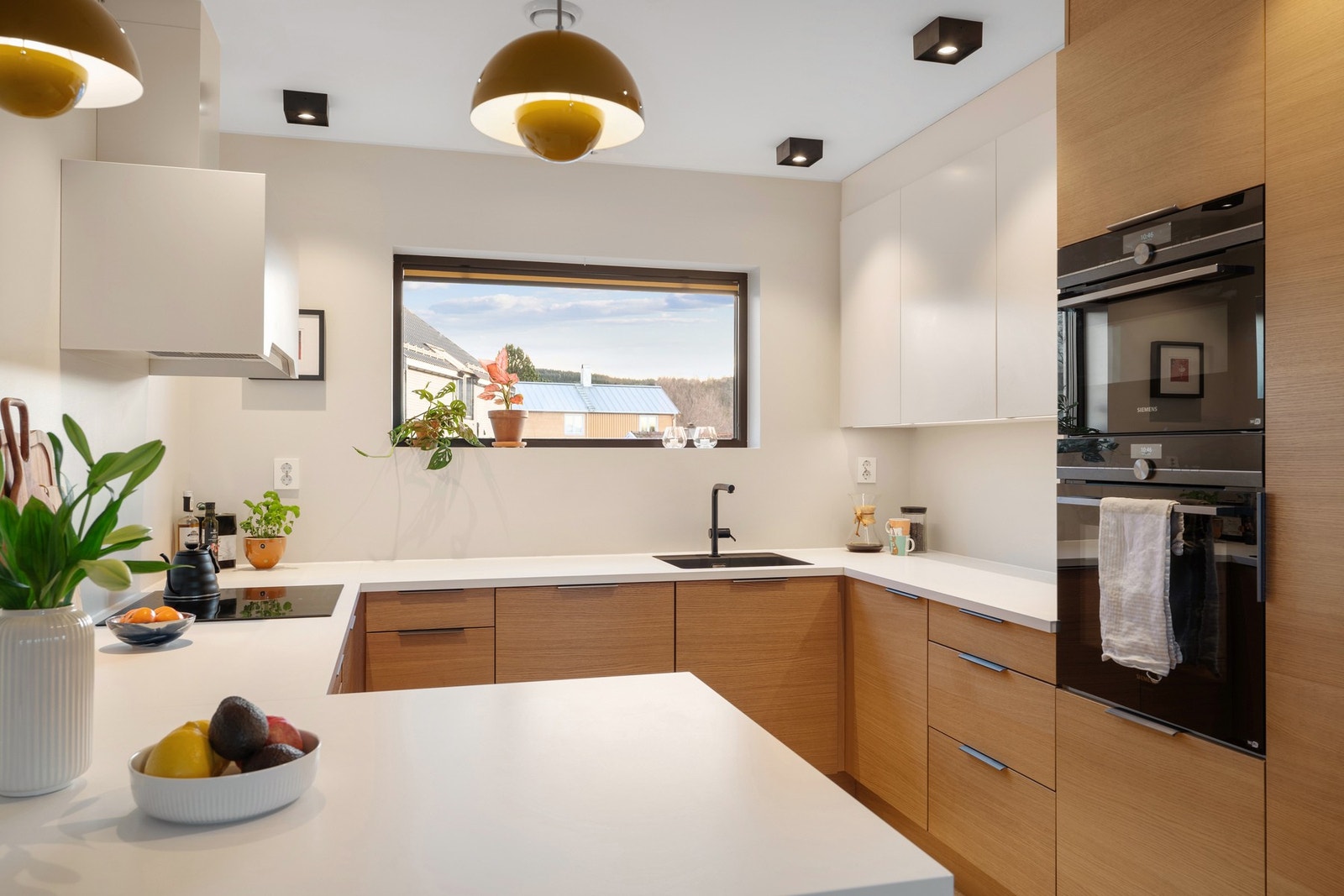 Integrerte hvitevarer består av kjøleskap, AEG platetopp og Siemens komfyr, dampovn samt oppvaskmaskin. Selger har ekstra fryseskap på vaskerommet. Galleribilde