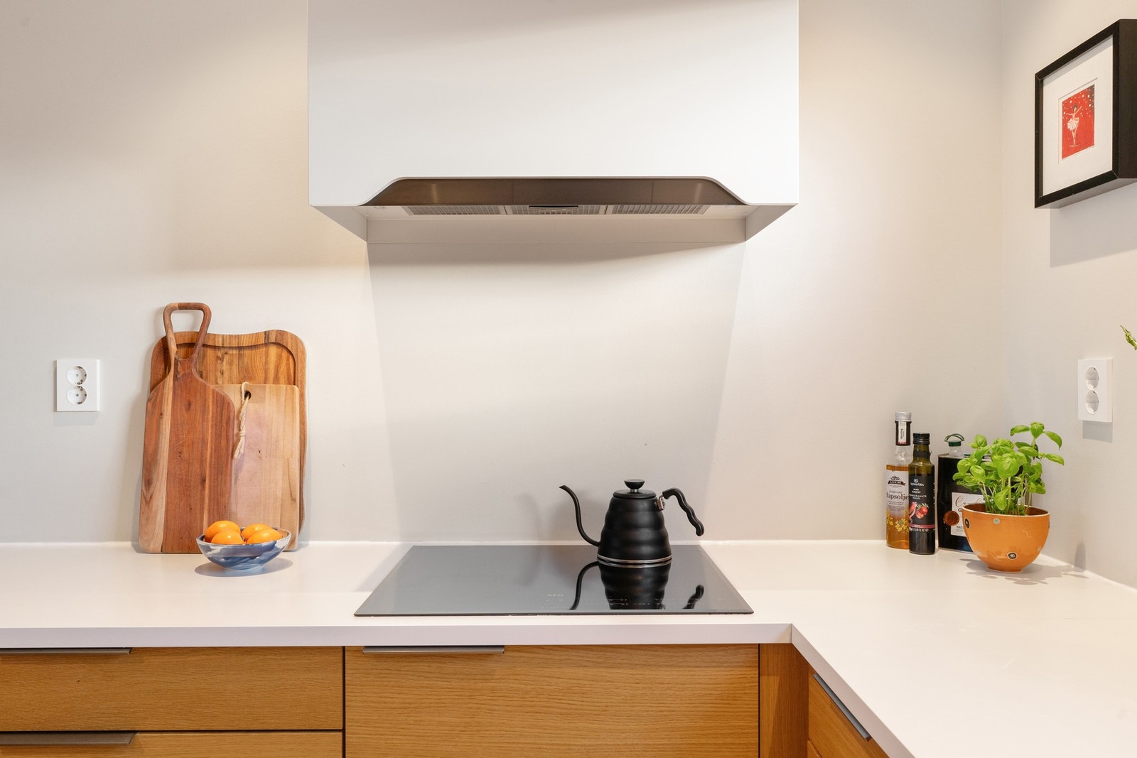 Det er montert komfyrvakt samt automatisk lekkasjestopper. Galleribilde