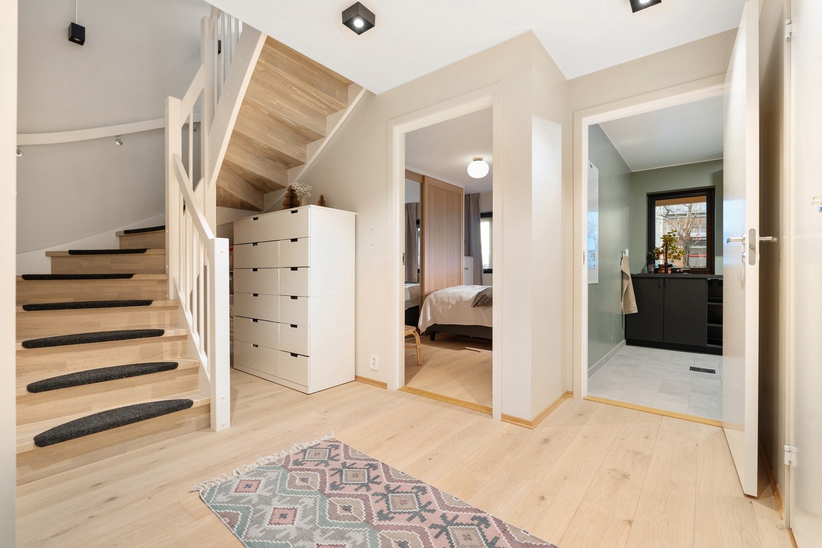 I 1. etasje er det en romslig hall og entré på til sammen 16,2 kvadratmeter. Galleribilde