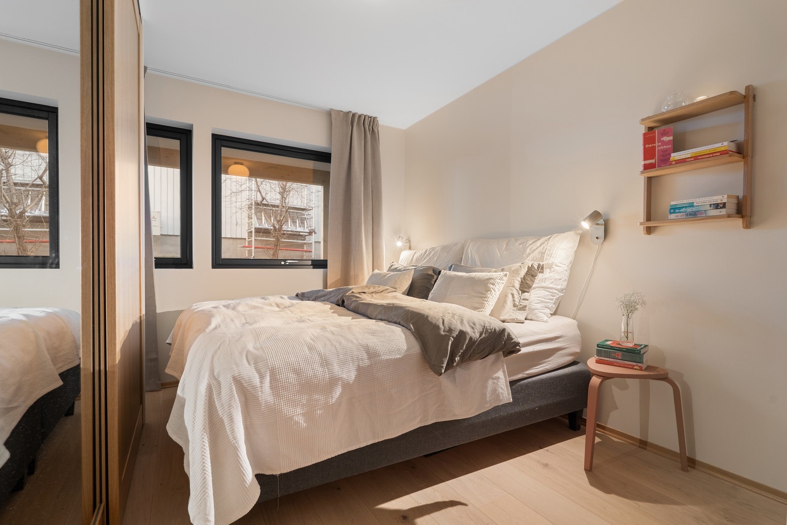 Stor skyvedørsgarderobe. Galleribilde