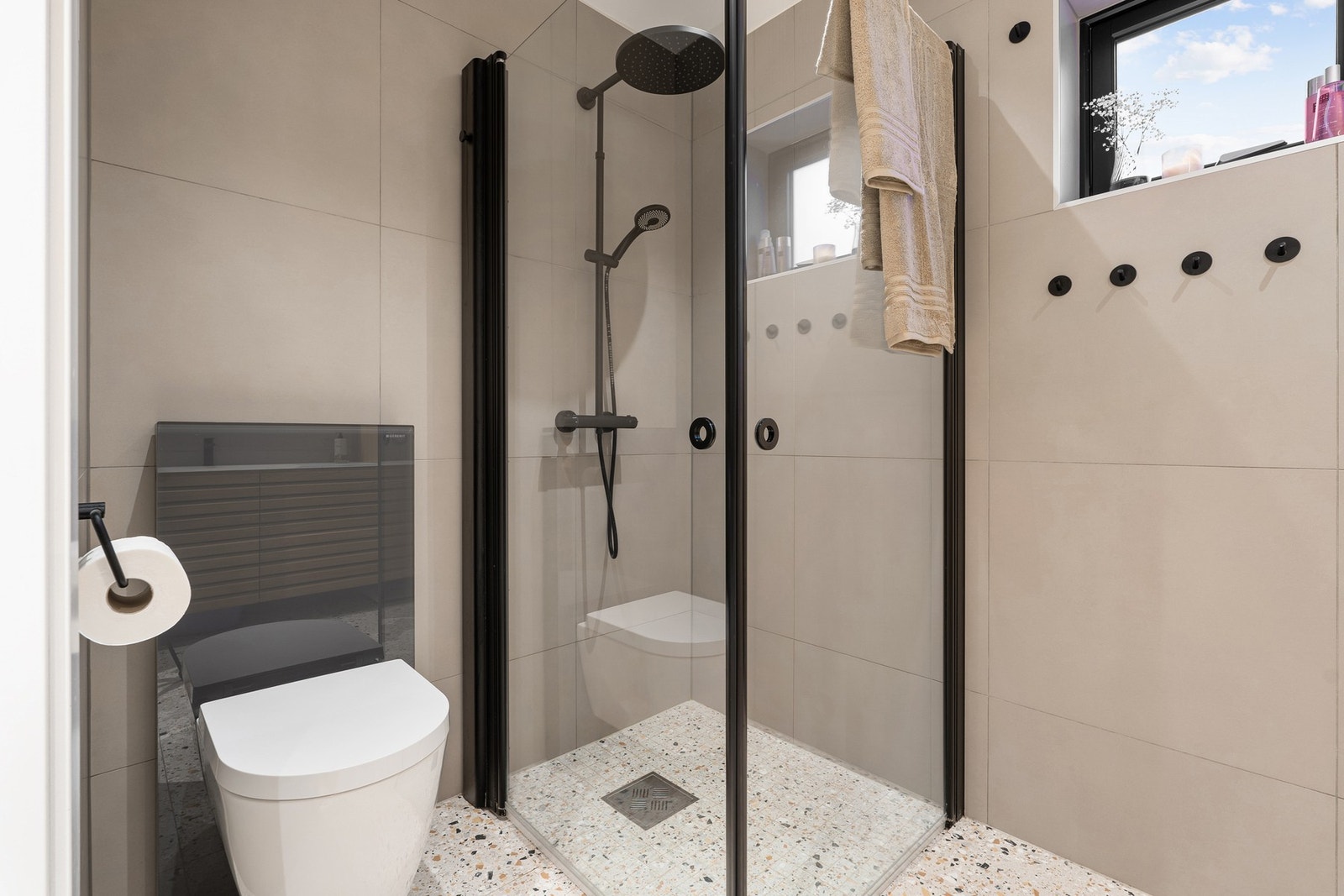 Moderne og praktisk vegghengt toalett. Galleribilde