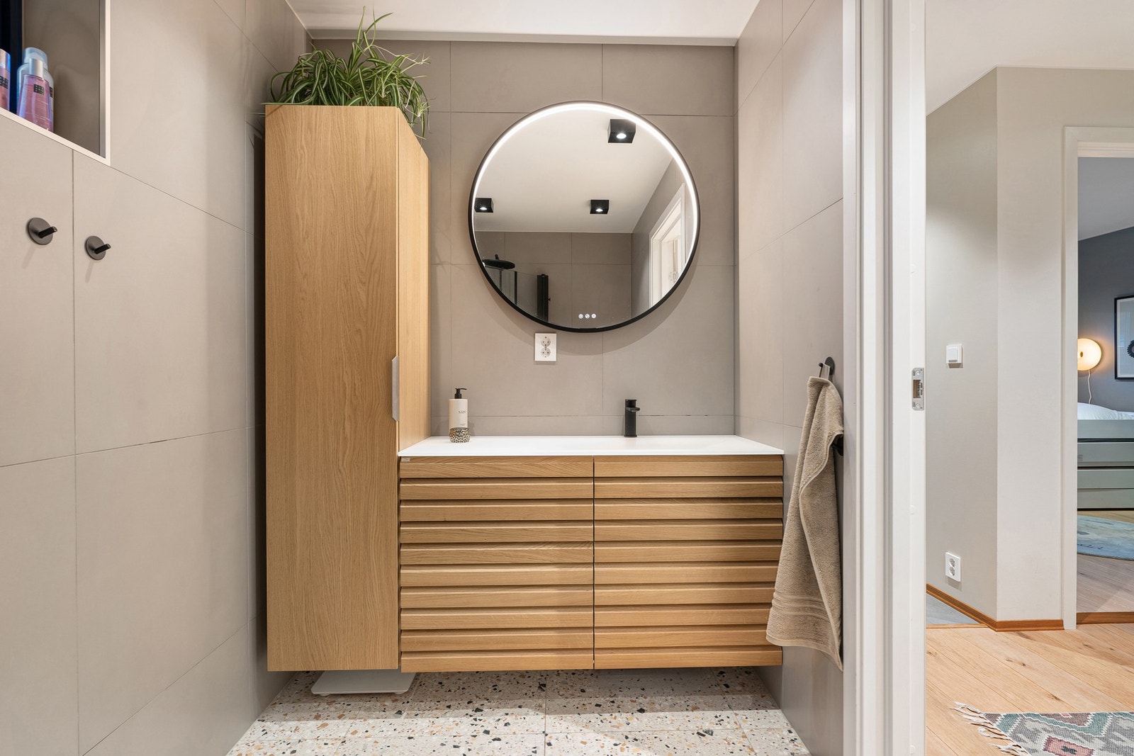 Baderomsinnredning er fra HTH. Takstmann har vurdert bad til TG0. Galleribilde