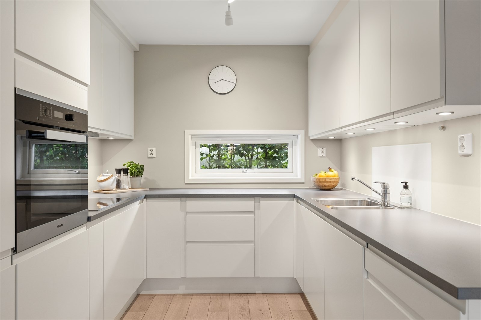 Velutstyrt og pent kjøkken fra HTH. Galleribilde