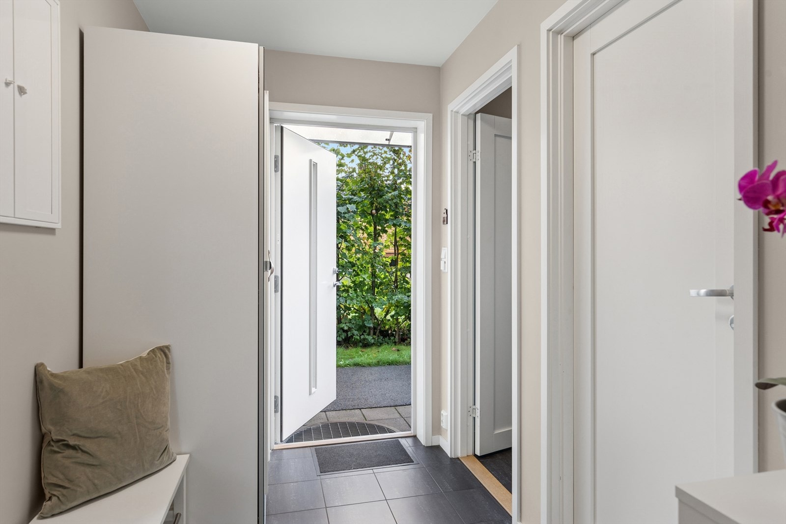 Flislagt entré, med garderobeskap og varmekabler. Galleribilde