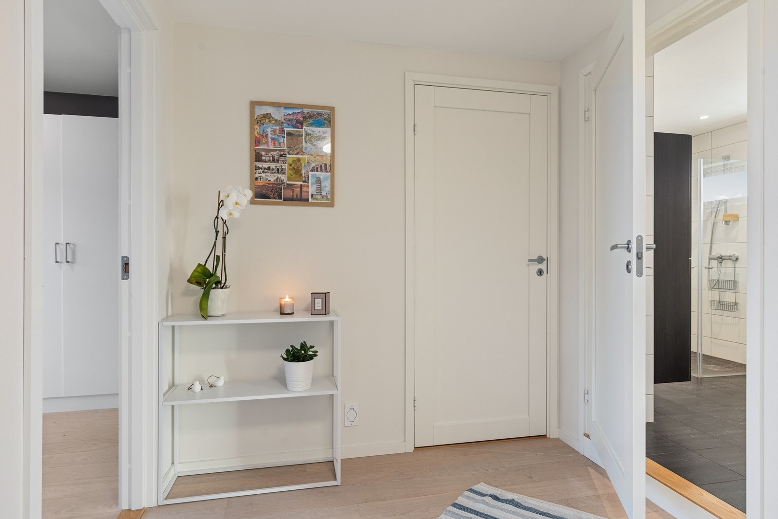 Mellomgang 2. etasje. Galleribilde