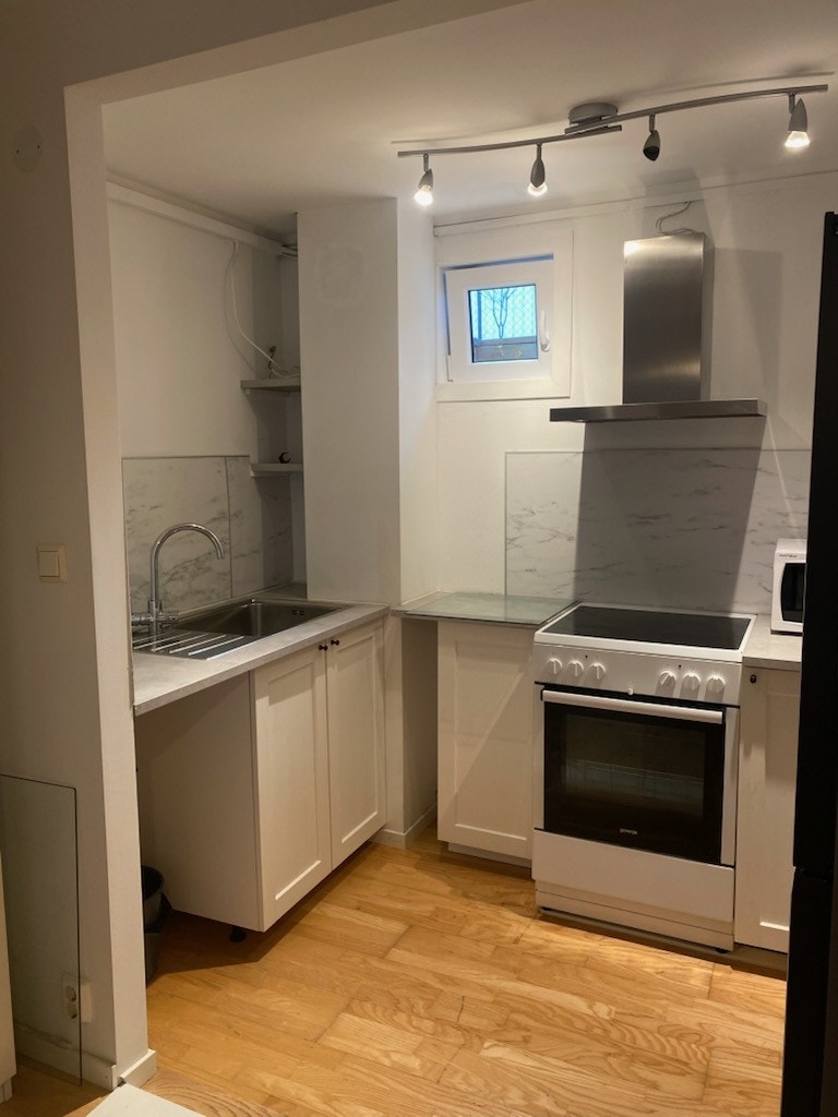 Kjøkken med komfyr, platetopp, mikro, kombiskap Galleribilde