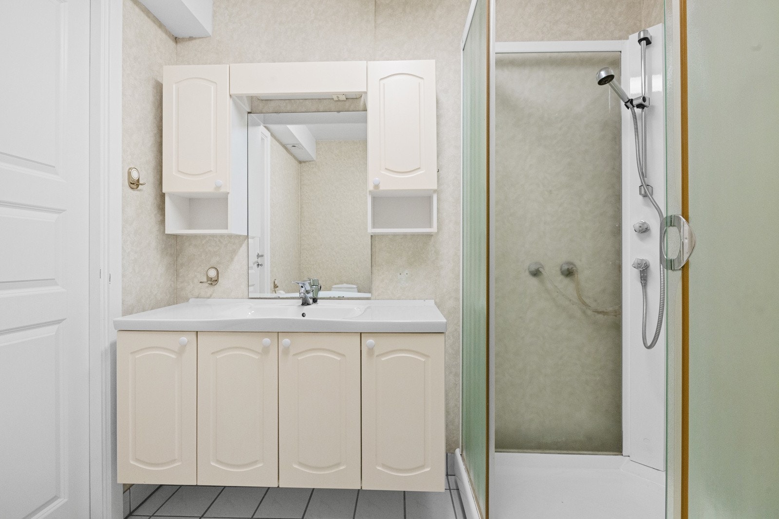 Det er installert dusjkabinett, baderomsinnredning med vask og speil, toalett og opplegg til vaskemaskin Galleribilde