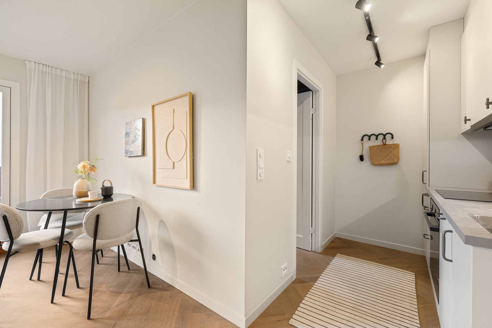 Spisestue i tilknytning til kjøkkenet. Galleribilde