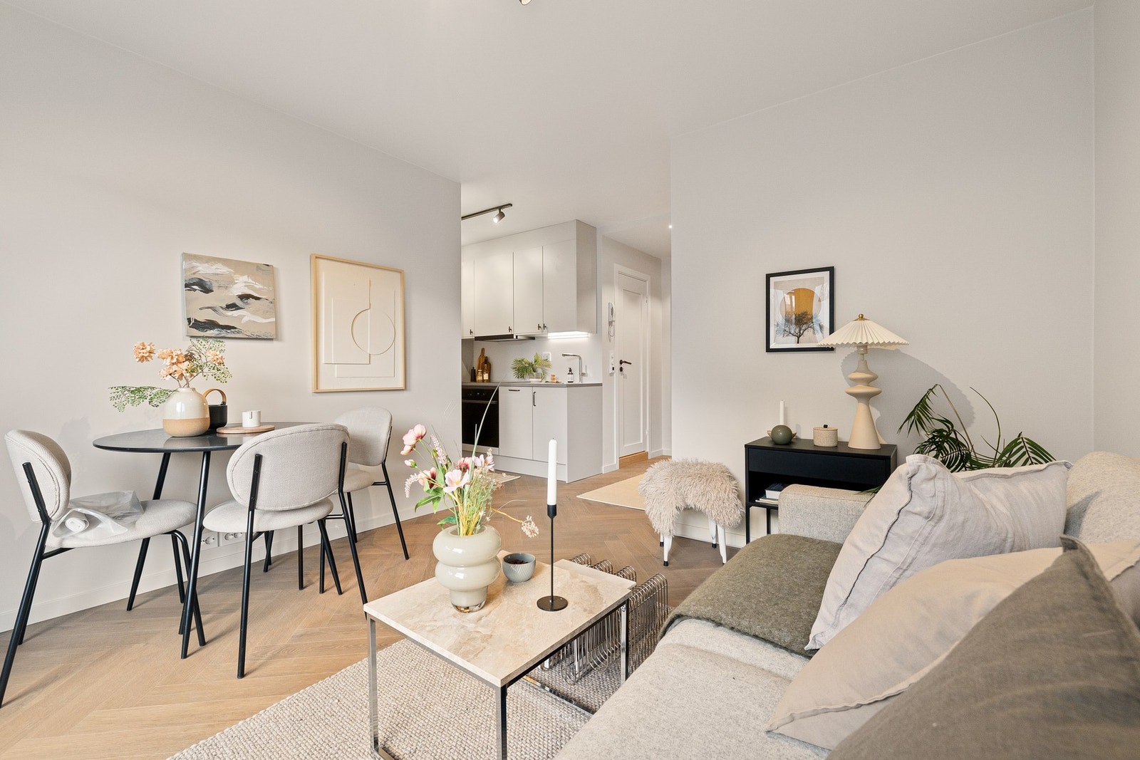 Leiligheten ble ombygget i 2025. Her er hver eneste kvadratmeter godt utnyttet. Moderne løsninger, innebygde skap og flere sosiale soner. Galleribilde