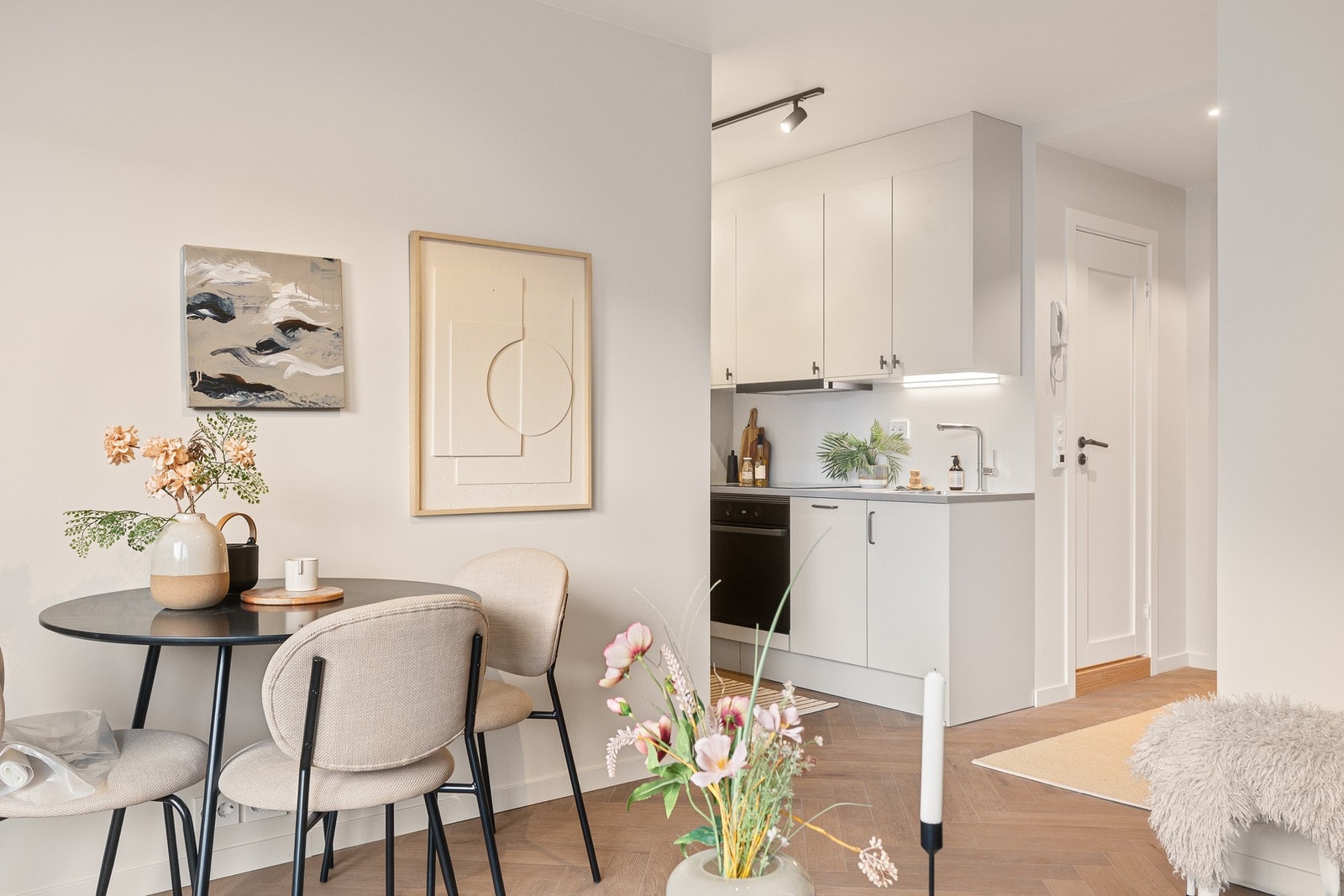 Nytt elektrisk anlegg. Ingen synlige ledninger til takbelysning. Galleribilde