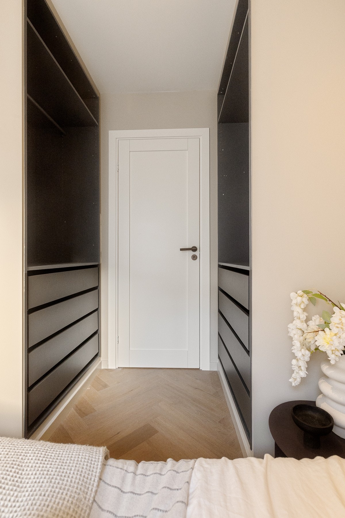 Innebygde garderobeskap på begge sider for optimal arealutnyttelse. Galleribilde