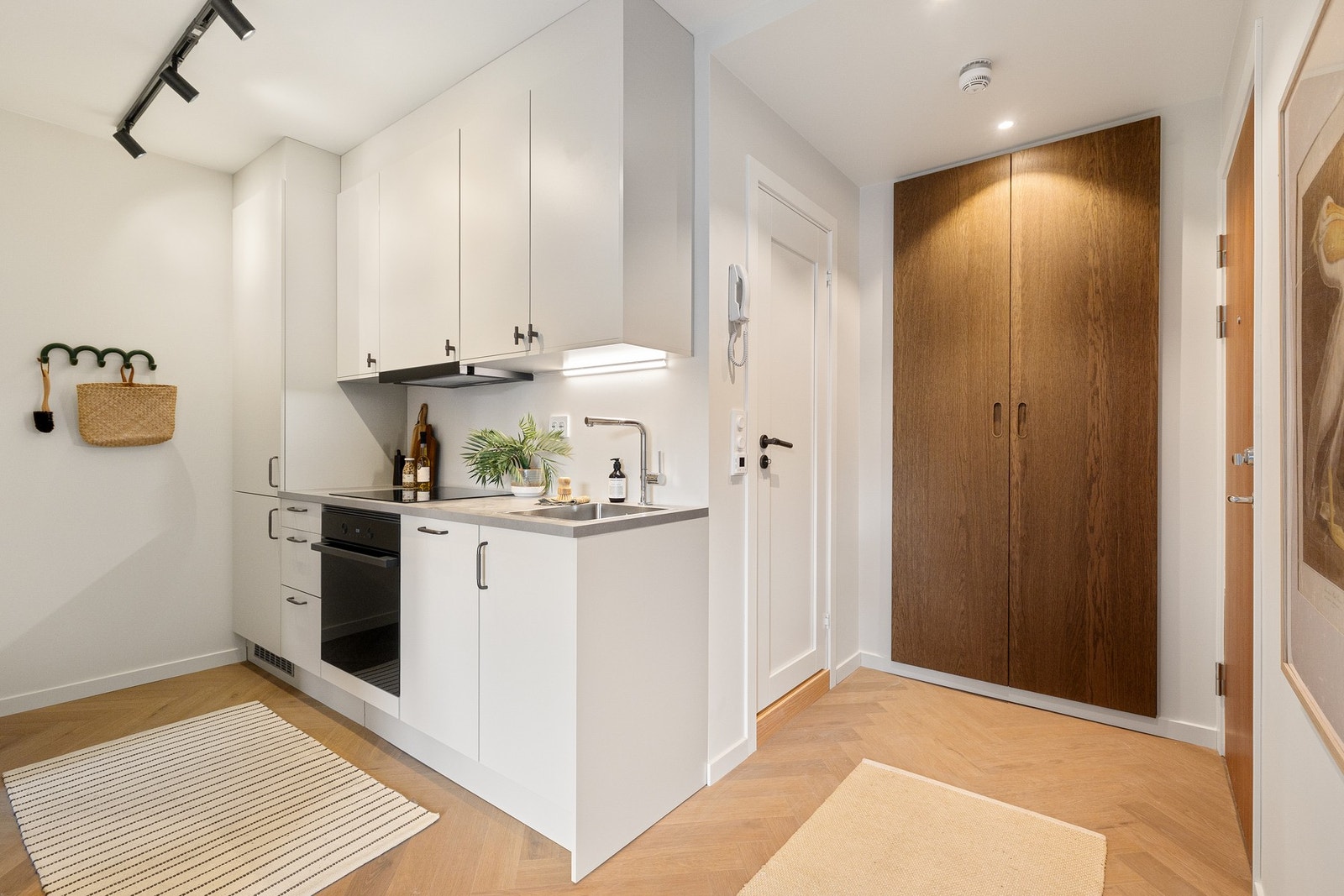 Delikat kjøkkeninnredning, ny i 2025. Alle hvitevarer er integrert og medfølger salget. Galleribilde